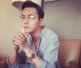 男星戴上眼镜是啥样鹿晗像书生,李易峰最帅
