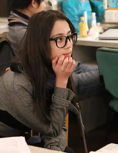 还以为看到了热巴的童年照,这姑娘是迪丽热巴失散多年的亲妹吧

