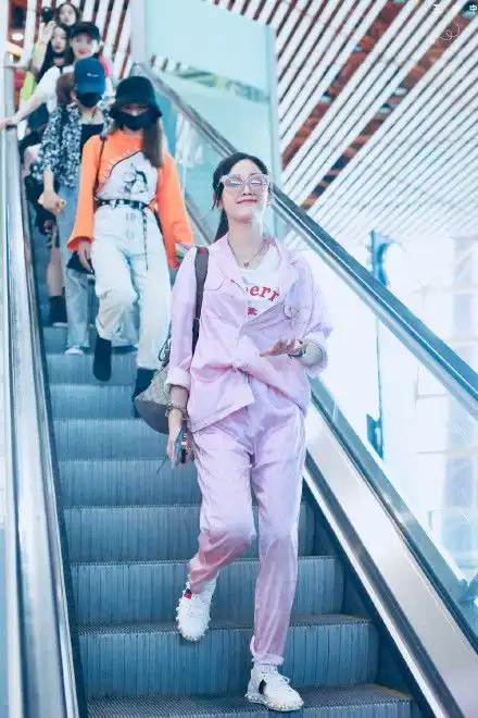 吴宣仪睡衣造型现身机场,看似慵懒的造型,其实今天的吴宣仪非常贵
