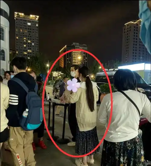 向佐一家三口欢度国庆郭碧婷全程紧挨着老公,横扫奢侈品店心情好
