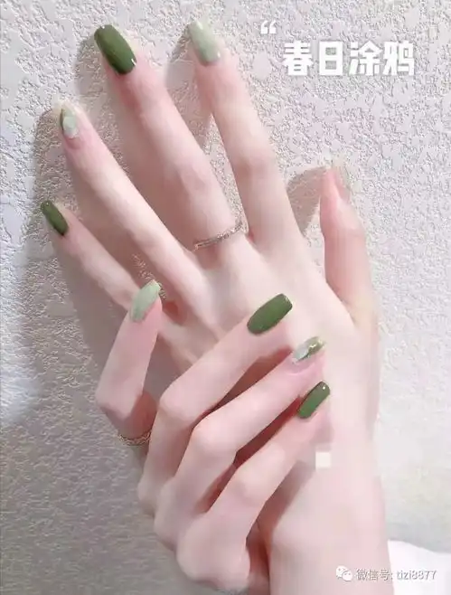 夏天什么颜色的指甲油显手白
