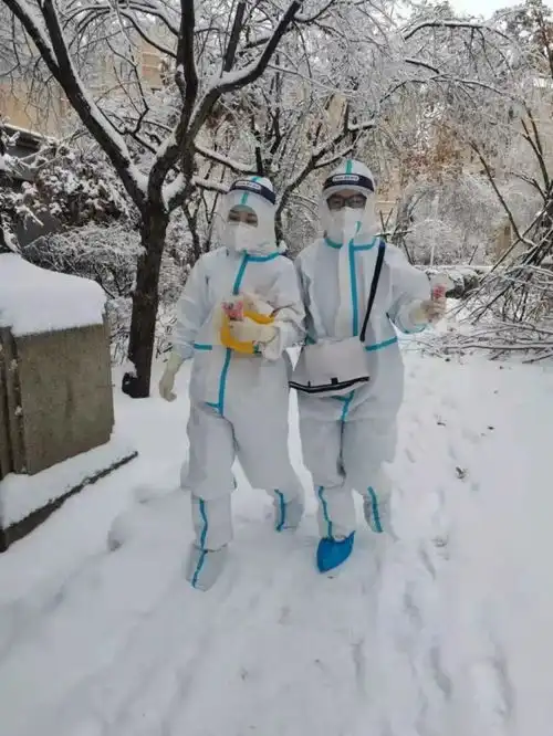 风雪中大白倒地不起10分钟,背后原因让人心疼
