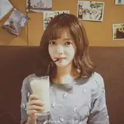 女生头像拿手机
