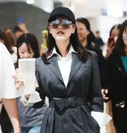 刘诗诗生娃后首次复工,灰风衣配百褶裙现身上海,美貌正式营业
