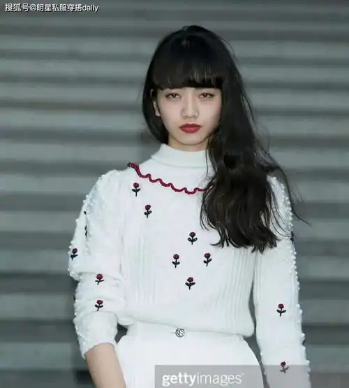 日本厌世脸女神小松菜奈生子当妈,时尚与爱情并存
