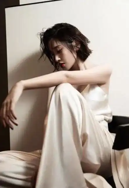 跟张若昀结婚半年,唐艺昕试穿液体裙,美到认不出来了

