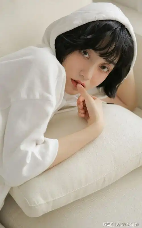 小清新韩系女生,白色卫衣穿搭,干净纯美
