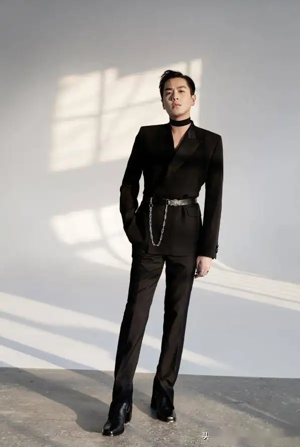 张若昀西装look显成熟魅力,终于懂了唐艺昕,谁能不沦陷

