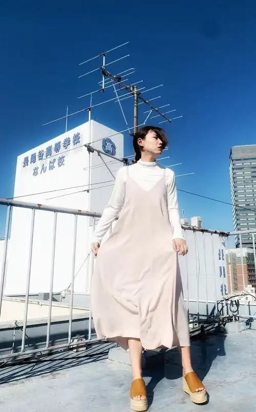 原来同色系穿搭这么好看,浅色温柔深色个性,让人过目不忘
