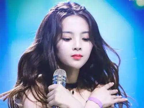 杨超越徒手捉老鼠上热搜,网友传说中的猫系少女
