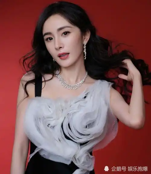 杨幂奇葩说问选手喜欢哪位女星,对方答唐嫣,杨幂表情太精彩
