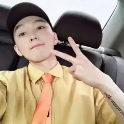 男生黄色系的微博完美个性头像
