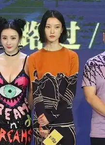 禁欲系的她,衣品搭配堪称时尚圈的标杆,是公认的初恋女神
