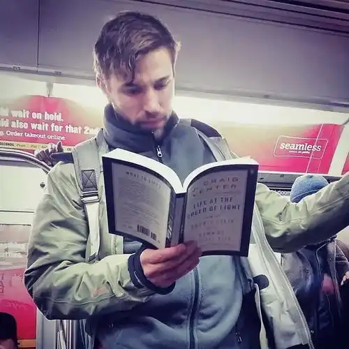 别人家的地铁满眼都是认真读书的型男帅哥
