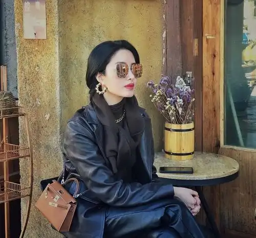 杨采钰的贵妇风,可不是靠钱堆的,好气质都是搭配出来的
