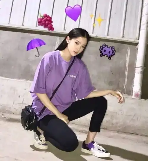 好色的女孩夏天才不会穿无聊的白tee
