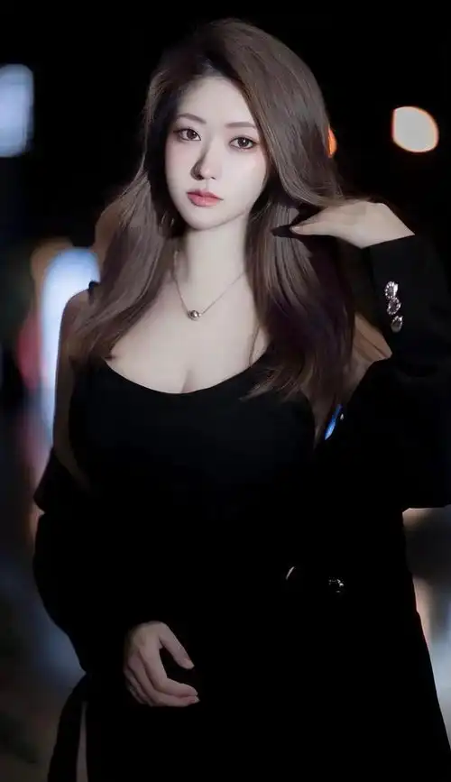 黑色系美女
