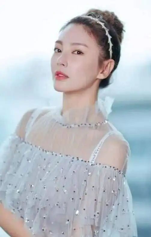 张雨绮带火了一种裙子,看上半身像女汉子,下半身却是温柔小公主
