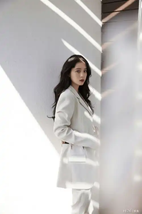 欧阳娜娜轻熟女风格好美奶白色西装尽显温柔,20岁令人羡慕
