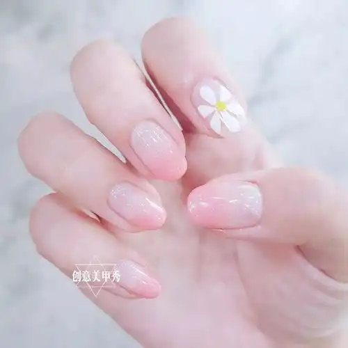 没想到暖色系美甲这么显白
