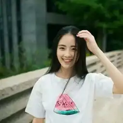 谁可以帮忙找一个男生头像和下边这个头像看起来像情侣头像的就行差不多像就行
