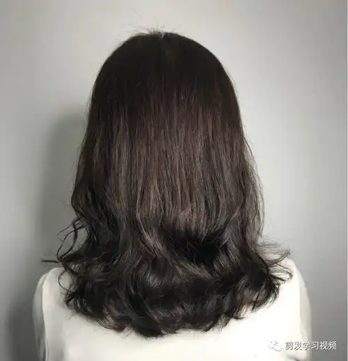 2019流行半头卷烫发
