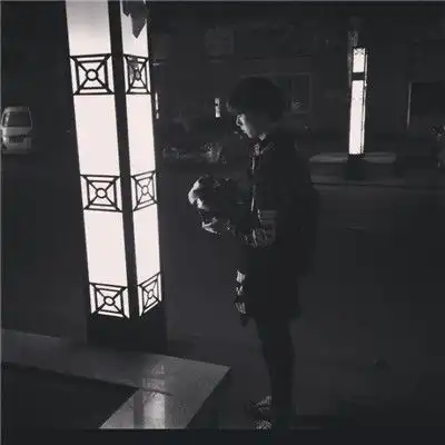 男生头像背影帅气阳光图片精选我好想拉着你的手走过这一路

