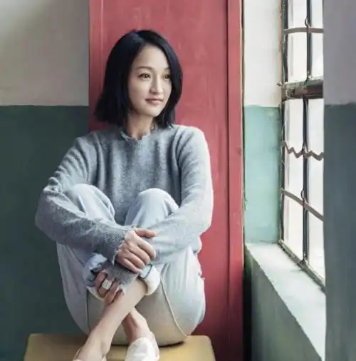 46岁周迅赤狐大片曝光穿露背裙腰身纤细,挑染红发风情万种
