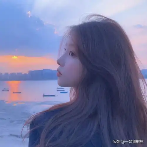 女生头像像是走在一条繁忙的街上
