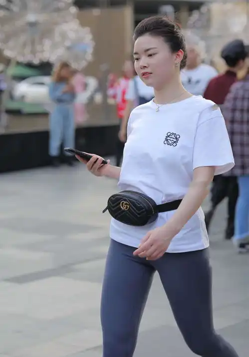 灰系温柔低调,白系利落素雅,灰白色搭配尽显优雅温婉气质
