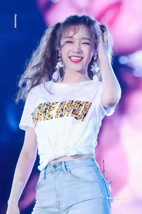 露脸两分钟就霸占热搜的美少女终出道没想到队友猫系美颜更逆天
