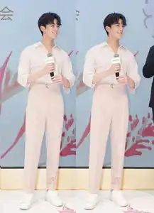 明星爱大牌吴磊粉色系look变身夏日小清新
