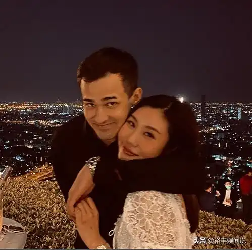 恭喜韦唯次子成代言人,时尚大片登街头广告牌,甜晒女友视觉
