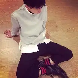上身白衬衫下身黑色裤的男生头像
