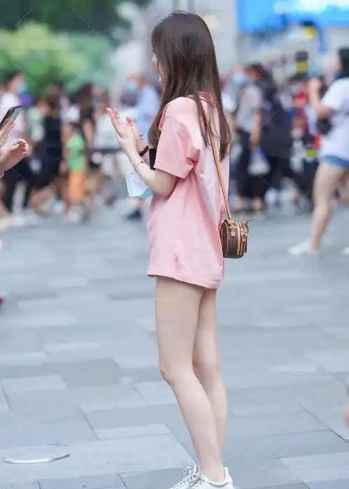 休闲长款t恤,轻松打造下衣失踪法,粉嫩配色,少女感十足
