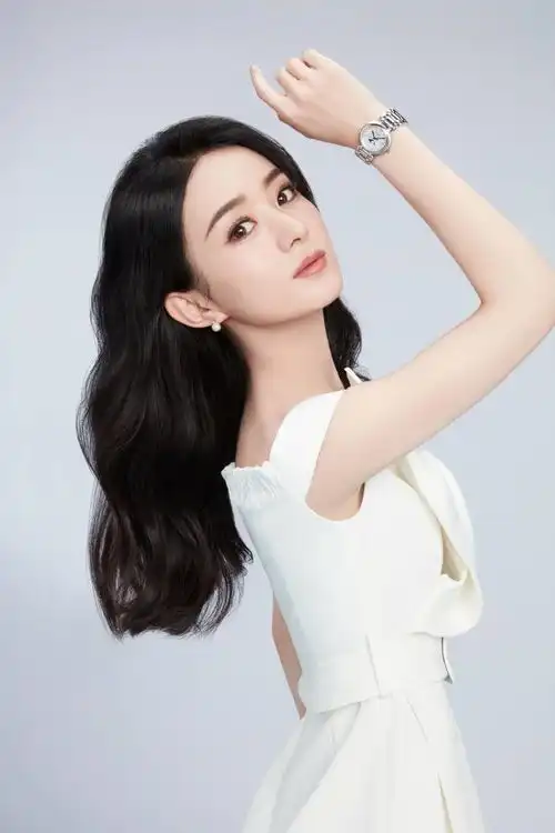 32岁赵丽颖仙气十足,一袭蝴蝶结白色礼裙,知性温柔超撩人
