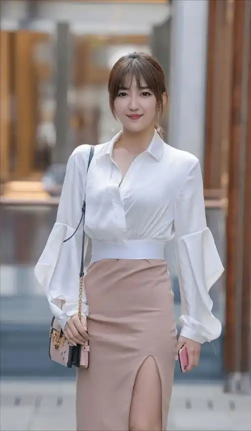 白色t恤和黑色的搭配,体现出女性柔美的气质
