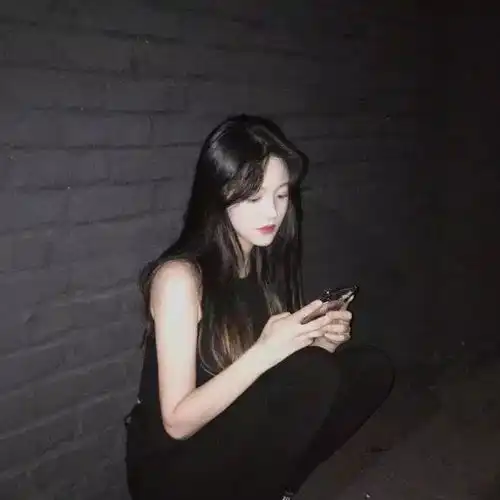 女生头像如目无别人
