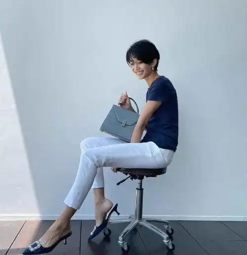 凭着一头短发,中年的她美得高级3大穿搭要点,学会你也行
