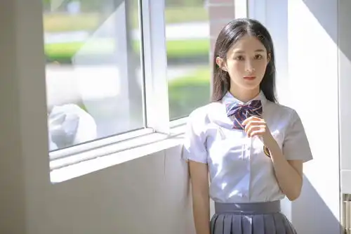 有一种甜叫赵丽颖穿校服,长发披肩温柔似少女,哪像33岁的孩子妈
