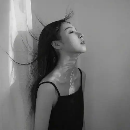 有没有黑色系的女生头像推荐
