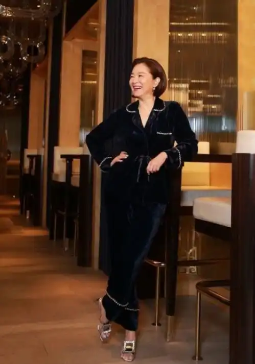 洪欣真是随便打扮都很美睡衣外穿看似邋遢,但恰恰慵懒惬意
