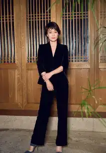 马伊琍竟比文章大7岁身材姣好衣品高,干练从容不见岁月痕迹
