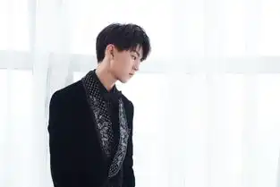 180906王俊凯受邀参加ellechina30周年盛典,今天是身着黑色西装的帅气小王子
