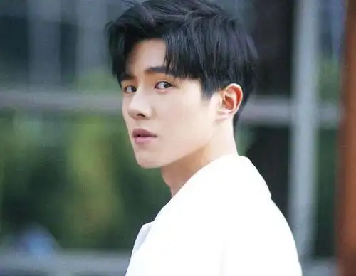 男星的回眸杀梁朝伟经典,易烊千玺清冷,最痞帅的还是他
