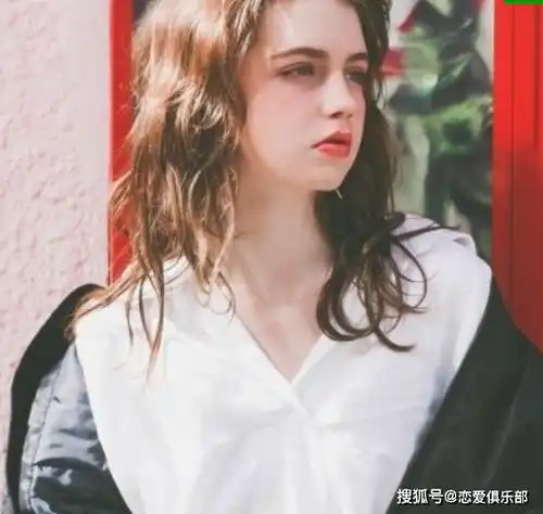 男女交往,怎么才能让女人主动联系你这3个方法很管用
