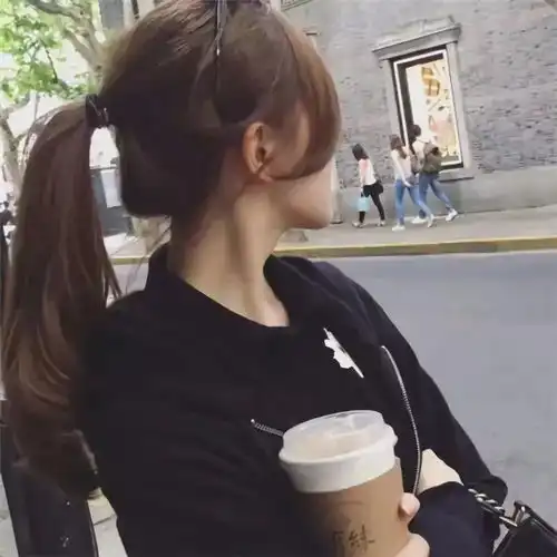 女生头像不管生活会不会变好

