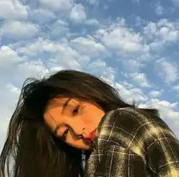 女生喜欢一个男生会有什么表现
