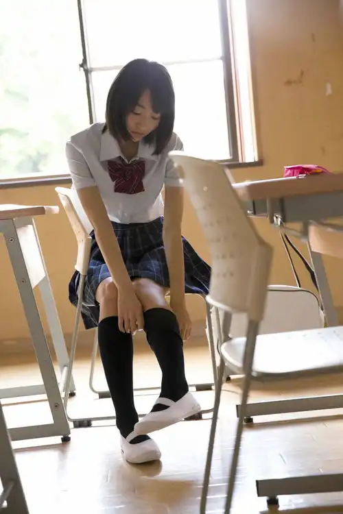 班里的男同学把手伸进我衣服里摸我了

