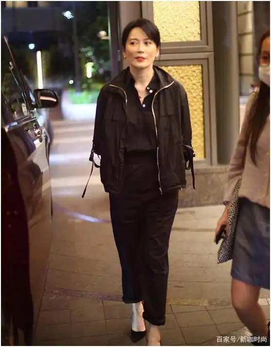 俞飞鸿美得高级,一袭简约黑装无惧素颜,根本不像49岁阿姨
